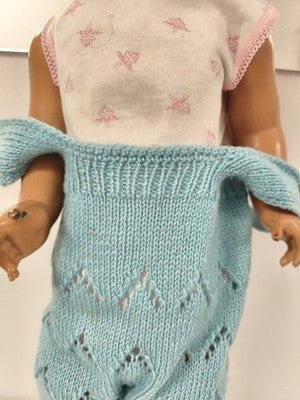 Ancienne poupée blonde aux yeux bleus, tenue tricot bleu ajouré et body