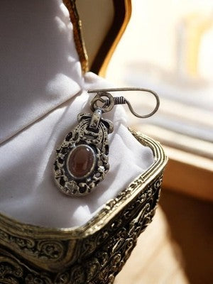 Boucle d’oreille vintage métal ajouré pierre naturelle style rétro