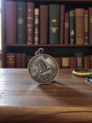 Alte Medaille Banque de Provence Segelboot Relief Vintage Maritim Dekor
