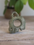 Pendentif éléphant vintage métal patiné années 1950 bijou rétro