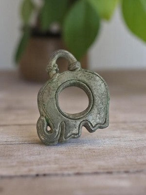 Pendentif éléphant vintage métal patiné années 1950 bijou rétro
