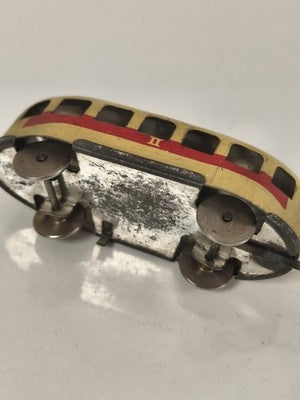Ancien petit wagon en tôle peinte Chine, caisse jaune à filet rouge