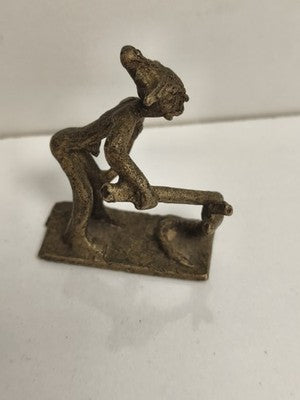 Statuette africaine ancienne en bronze, personnage stylisé, art tribal déco