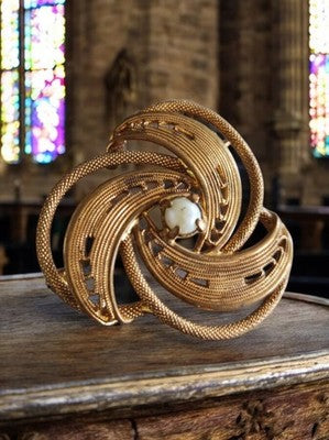 Broche vintage métal doré motif spiral perle fantaisie bijou ancien