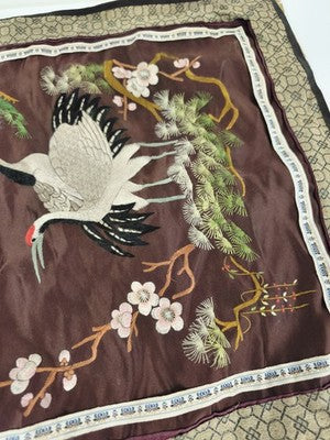 Broderie chinoise ancienne en soie, fond brun, grues, pins et bordure brocart