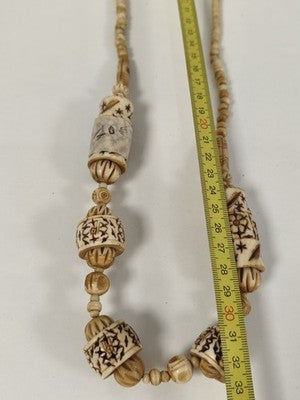 Ancien gros collier en os sculpté, perles gravées, décor brun, patine miel