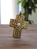 Pendentif croix vintage métal doré martelé années 50 style religieux rétro