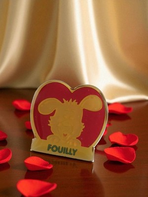 Pin's émaillé vintage FOUILLY cœur jaune rouge publicité badge