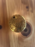 Pendentif vintage rond métal doré cœur gravé années 50 rétro bijouterie