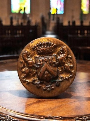 Bouton de livrée blasonné ancien doré XIXe, armoiries, style noble vintage