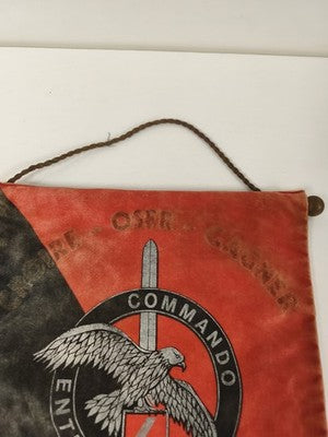 Fanion militaire ancien satin rouge/noir, baguette bois, commando 4