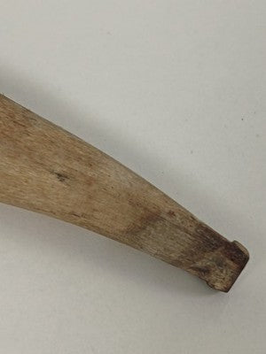 Pipe ancienne signée en bois sculpté brun, foyer à décor floral en relief