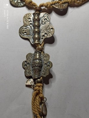 Collier ancien Tibet breloques pendentifs style ethnique corde torsadée