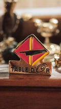 Pin's vintage Table d'Or émaillé doré logo rouge jaune rare