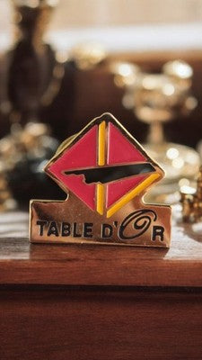 Pin's vintage Table d'Or émaillé doré logo rouge jaune rare