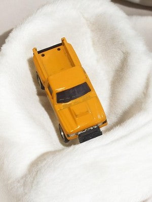 Véhicule miniature ancien pick-up jaune, voiture rétro vintage métal