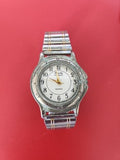 Montre ancienne femme rétro sans marque, style vintage, accessoire élégant colle