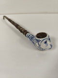 Ancienne pipe asiatique métal et céramique, décor chat bleu blanc, tuyau patiné