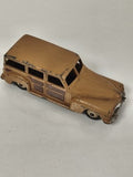Véhicule miniature Dinky Toys ancien en métal moulé ocre patiné