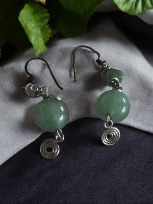 Paire de boucles d’oreilles vintage jade vert, pendantes, perles rondes, spiralé