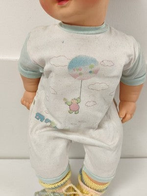 Ancienne poupée Polyflex France, yeux dormeurs, tenue layette