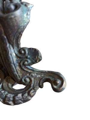 Pendule ancienne en métal décor figuratif XIXe style bronze doré