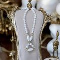 Collier vintage perles blanches design rétro élégant, bijou fantaisie ancien