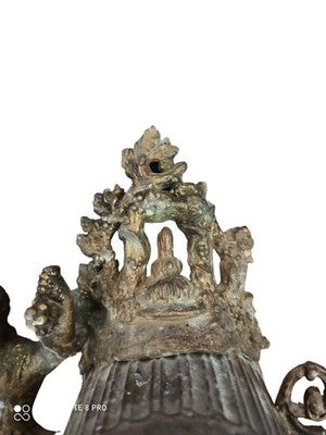 Pendule ancienne en métal décor figuratif XIXe style bronze doré