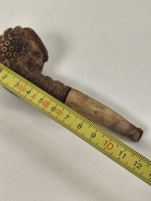 Pipe ancienne signée en bois sculpté brun, foyer à décor floral en relief