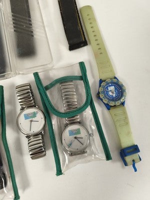 Gros lot de montres publicitaires vintage quartz, étuis, logos années 1990 varié