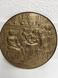 Grande plaque murale ancienne décorative laiton scène de taverne signée relief