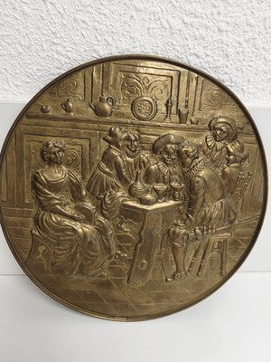 Grande plaque murale ancienne décorative laiton scène de taverne signée relief