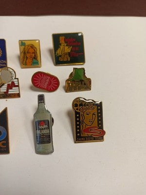 Lot 10 pin’s publicitaires vintage années 80 médias TV cinéma Finlandia