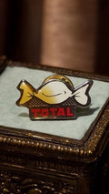 Pin's vintage TOTAL poisson logo ancien, badge publicitaire rare