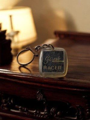 Porte-clés publicitaire ancien Gant Racer, résine carrée transparente vintage