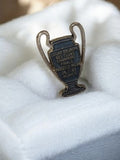 Pin's vintage trophée Coupe d’Europe OM 1993, Marseille Milan, rétro football