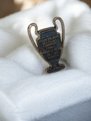 Pin's vintage trophée Coupe d’Europe OM 1993, Marseille Milan, rétro football