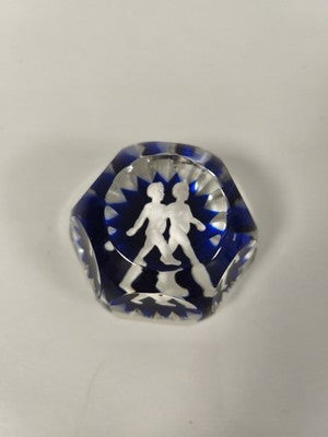 Ancien presse-papier sulfure cristal Baccarat bleu facetté silhouettes