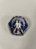 Ancien presse-papier sulfure cristal Baccarat bleu facetté silhouettes