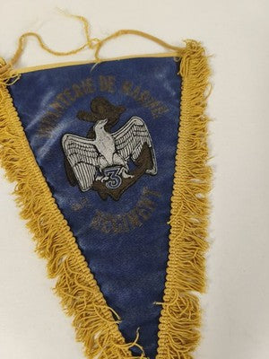 Lot de 2 fanions militaires anciens, satin frangé, Lyon-Bron Pacifique