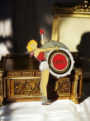 Pin's vintage Lucky Strike pin-up machine à sous années 90 émaillé