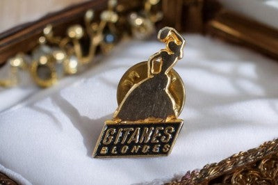 Pin's Gitanes Blondes vintage années 80 – badge publicitaire doré