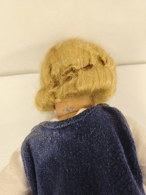 Poupée ancienne marque Ancienne, blonde, yeux bruns, tenue bleu marine