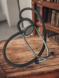 Stéthoscope ancien vintage noir, objet médical rétro déco médecin