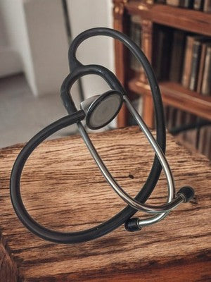 Stéthoscope ancien vintage noir, objet médical rétro déco médecin