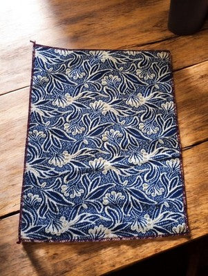 Tissu ancien velours broché jacquard bleu motif floral liturgique religieux