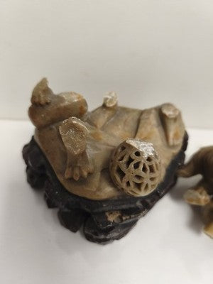 Sculpture ancienne chinoise pierre de lard moine et lion sur socle