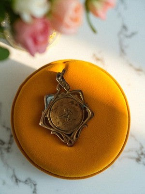 Médaille ski vintage en métal doré, trophée ancien sport hiver, relief skieur