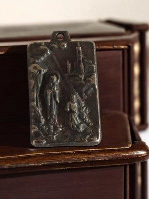 Pendentif religieux catholique ancien métal argenté scène apparition Lourdes
