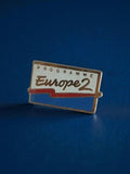 Pin's vintage Europe 2 radio rétro, badge publicitaire ancien années 80-90